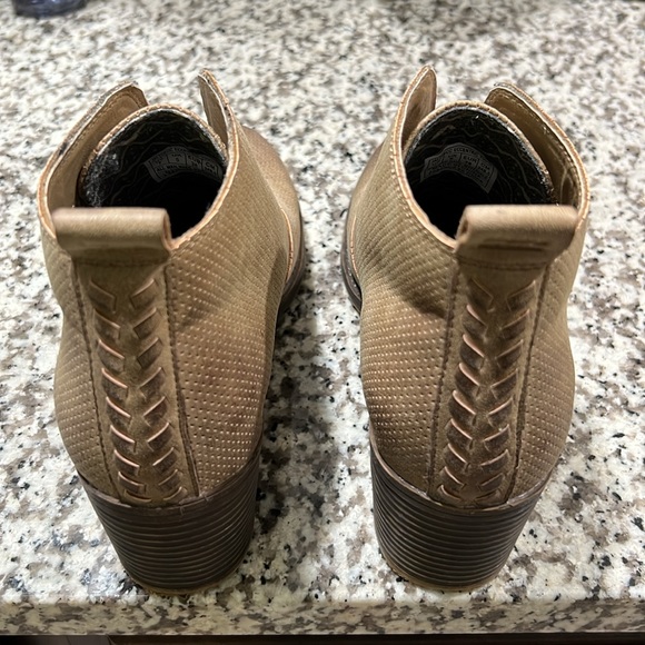 Billabong booties - Picture 2 of 4